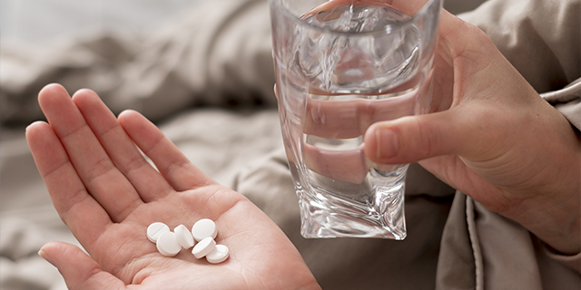 Medicamentos antes de exame de sangue: preciso suspender?